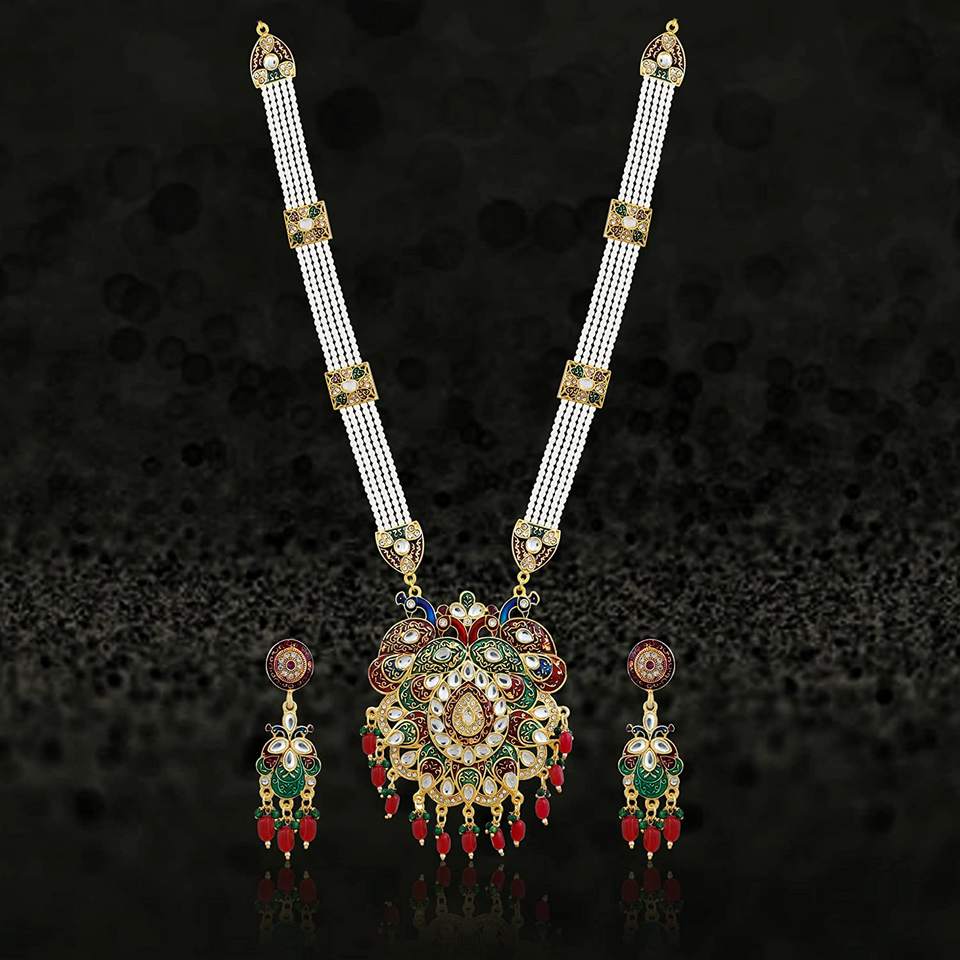 Elegance in Gold: Traditional Jewellery Set™