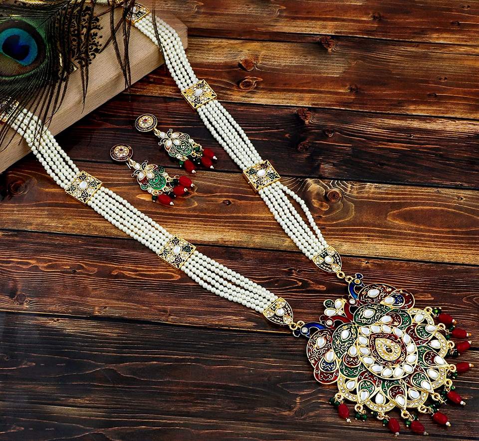 Elegance in Gold: Traditional Jewellery Set™